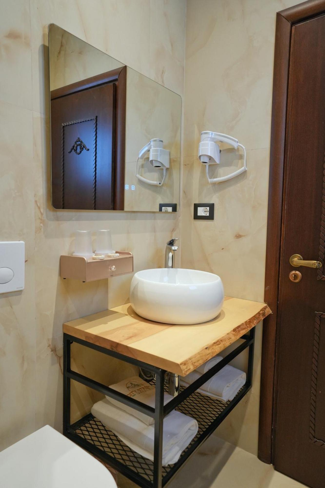 City Street Hotel Gjirokaster Room photo